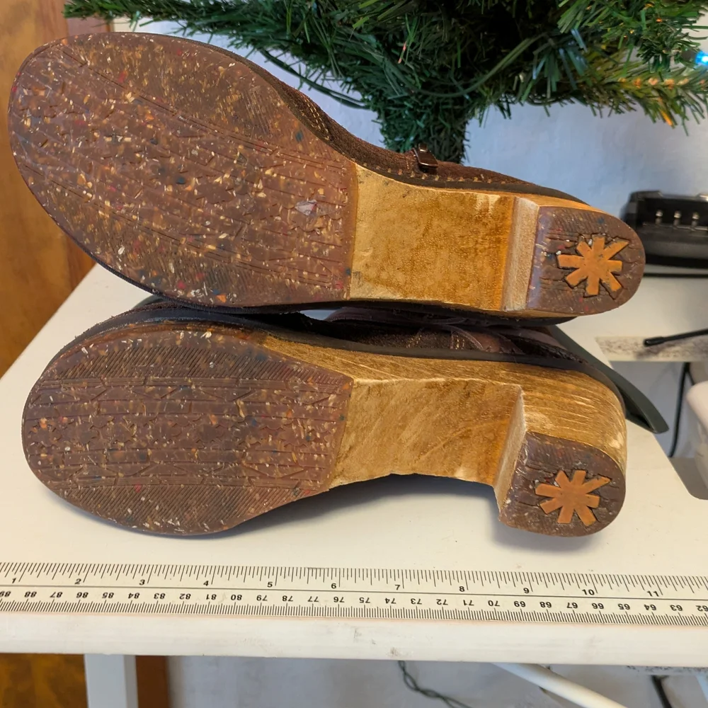 Stylish Brown Textured Heeled Boots - Picture 6 of 7